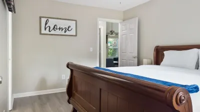 2 Bedroom Townhome- Fire 🔥 Pit - New Renovation Hotel dekat Phantom Fireworks of Kennesaw