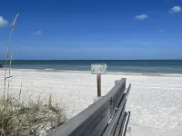 Beautiful Waterfront Home. 8 Min Walk to the Beach and Restaurants Private Pool.