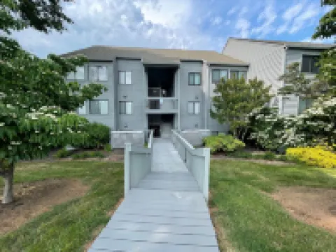 Waterfront Wonder - Steps to the Lake  - Ground Floor!