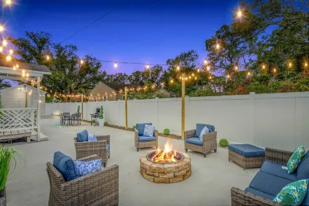 King bd / Charming 2 story cottage w/ Private Yard Отели рядом с достопримечательностью «Harry P Leu Gardens»