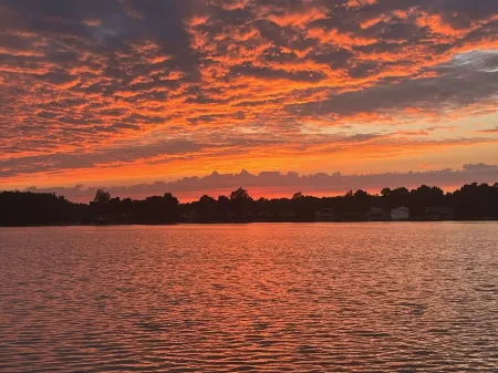 Live & Love Life on the Lake at Sunset Cottage! Отели в г. LaGrange County