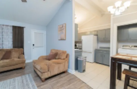 Lovely 3 bedroom house close to great shopping and dining.