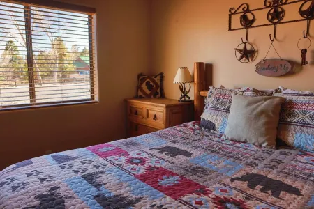 Cozy 3B/2B Cabin @ Bison Ranch