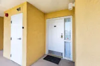 Beautiful Front Beach 4 Bedroom Condo with Private Parking and Pools
