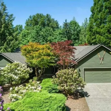 Mt Hood Getaway w/ Sauna, Fireplace + Heated Pool/Hot Tub Access- Sleeps 10