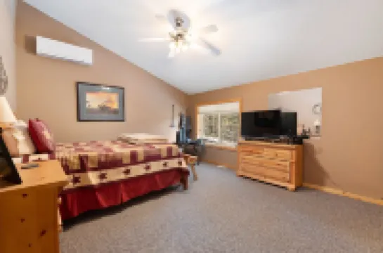 Beautiful Terry Peak Cabin, WiFi, Hot Tub. Game Room