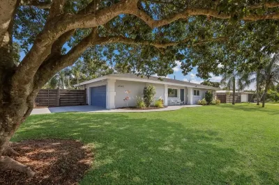 Coastal Sarasota Pool Home near Siesta Key Beach