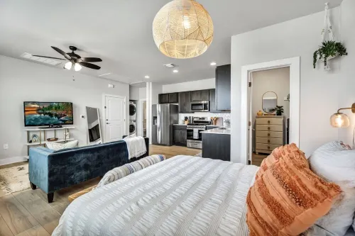 Cozy Secluded Studio With Full-Kitchen, Washer And Dryer - The Works!