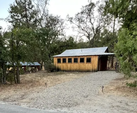 Newly remodeled ranch bunkhouse, just 35 min from Kings Canyon