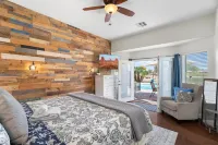 Refreshing Pool, Backyard Oasis, Golf Course Views, Fire Pit, Master Suite Отели рядом с достопримечательностью «Ригс Маркетплас»