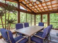 Cozy Lake Norman log cabin