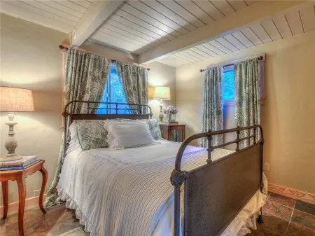 3BR Cottage with Gorgeous Sunsets, Private Beach and EV Charger