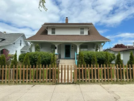 Roomy 5BR 1/4 mile from Main St Отели в г. Чебойган