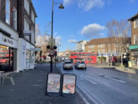 Big Loft in the Heart of Cheam Village (35 min from London City) โรงแรมในSutton