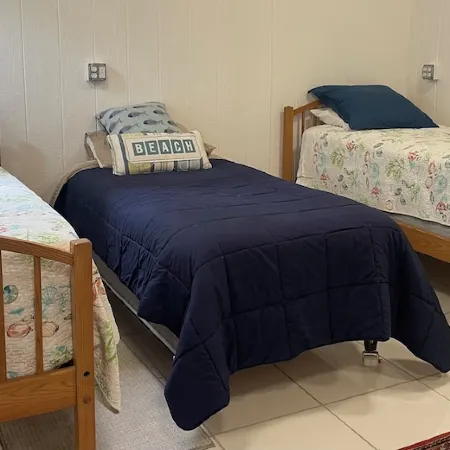New to VRBO! 2/1 Mid Island Apartment, Sleeps 5