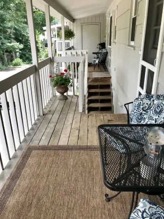 ROMANTIC TOP FLOOR, DOWNTOWN NESTING w KING BED & WATER VIEW OF MT. BALDHEAD Отели в г. Сотак