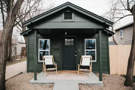 Cozy, speakeasy style house located in the heart of Norman Отели рядом с достопримечательностью «STASH»