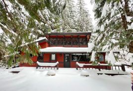 Cozy Snowline Cabin w/ Hot Tub - Minutes from Baker