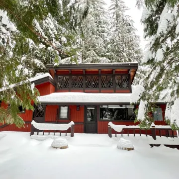 Cozy Snowline Cabin w/ Hot Tub - Minutes from Baker