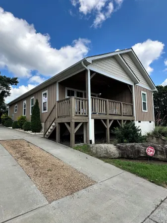 Grace Delani Getaway. Charming 3 bedroom home located in Gastonia, NC. Отели рядом с достопримечательностью «Парк штата Кроудерс Маунтин»