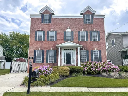 Pool - 7 Bedrooms - Close to beach