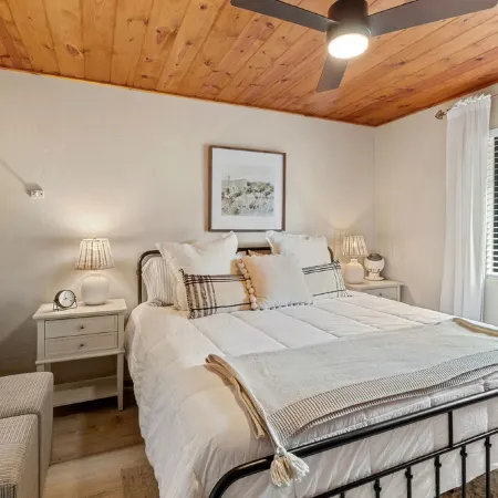 Comfy, Cozy Cabin in the Mountains with a large front porch. Pet-Friendly!