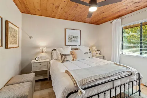 Comfy, Cozy Cabin in the Mountains with a large front porch. Pet-Friendly!