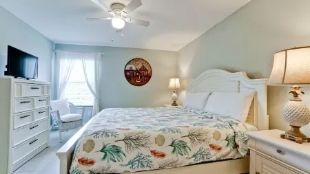 Beautiful, Great location, Walk to everything,  2Bdrm 2Bdrm,  Private, Отели в г. Холмс Бич