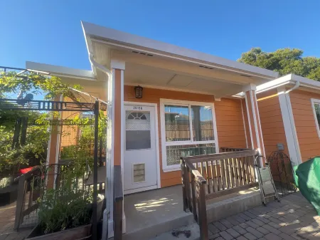 Cozy Detached cottage at rear of main house 30 min. To SF  2 bedrooms 1 bathroom