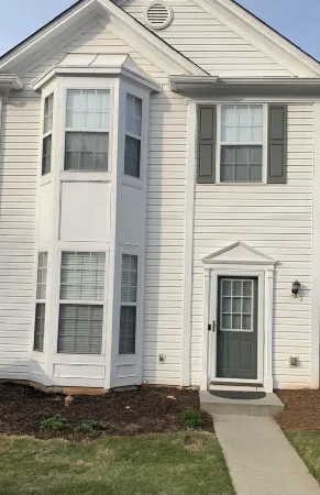 Cheerful town home with private patio, close to downtown Alpharetta.