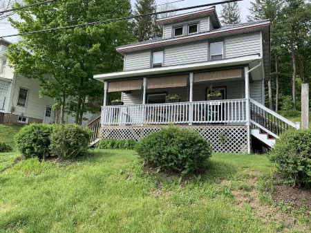 1920’s charm. In-town retreat. Great for fly fishermen!! Pet Friendly