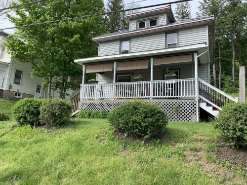 1920’s charm. In-town retreat. Great for fly fishermen!! Pet Friendly