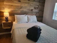 POND IN THE PINES CABIN -COMPLETELY RENOVATED ON 27 ACRES - POND-HOCKING HILLS