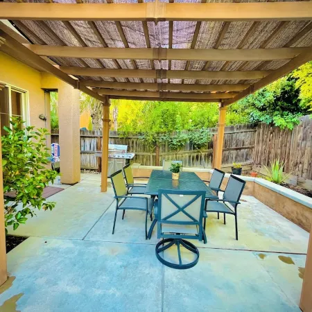 Spacious 4-bedroom house with pool and spa in north Fresno