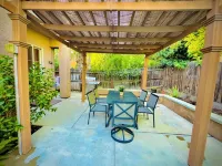 Spacious 4-bedroom house with pool and spa in north Fresno Hotel dekat Deran Koligian Stadium