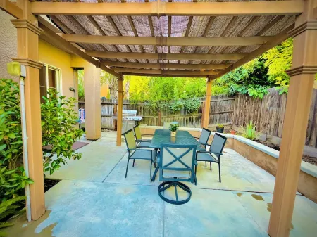 Spacious 4-bedroom house with pool and spa in north Fresno Отели рядом с достопримечательностью «Deran Koligian Stadium»