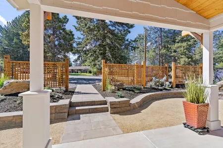 Cute, Quiet & Private Bungalow - Newly Remodeled Отели рядом с достопримечательностью «Государственный университет Орегон в Каскейдс»