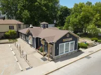 Guest House with a River View, located downtown Hannibal, MO—- No Cleaning Fee - Wi-Fi