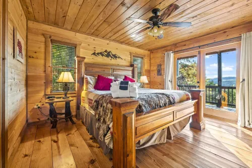 STUNNING mountain views facing sunset, hot tub, 3 king bedrooms + attached baths