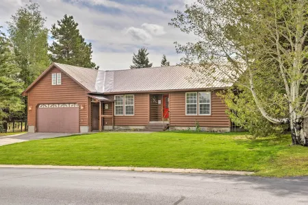 Experience nature at your doorstep! Island Park cabin near Yellowstone 27 min