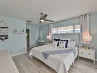 Spacious waterfront home in Apollo Beach w/ private swimming pool and boat dock. Hotels in Apollo Beach