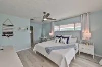 Spacious waterfront home in Apollo Beach w/ private swimming pool and boat dock. Publix Super Market at Paradise Shoppes of Apollo Beach附近的飯店