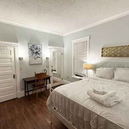 Clean 1st floor 4 bedroom Near Downtown [1-4]