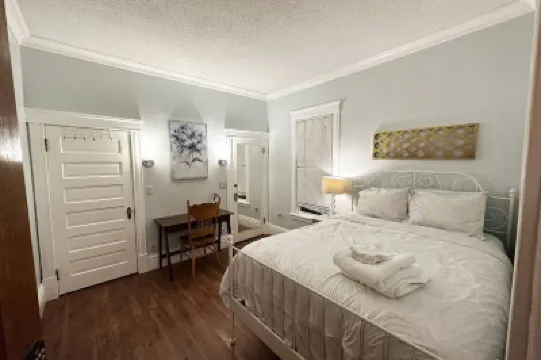 Clean 1st floor 4 bedroom Near Downtown [1-4] Hotels in 