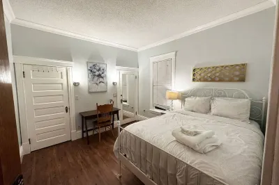 Clean 1st floor 4 bedroom Near Downtown [1-4]