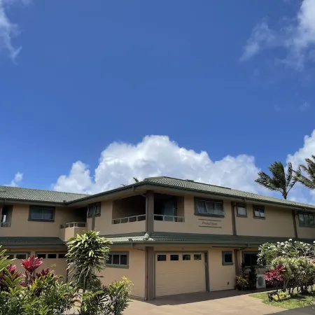 Beautiful, large studio with Mountain views from deck, beach access & A/C