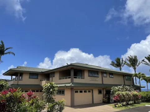Beautiful, large studio with Mountain views from deck, beach access & A/C