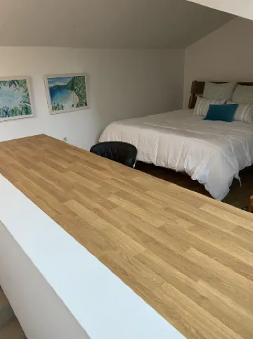 Fall Foliage! Jaw-Dropping Views. Gorgeous 4-Bed by Hiking Trails + the Lake