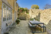 Gorgeous Stone Cottage in an Idyllic Picture Postcard Village. Parking/Garden