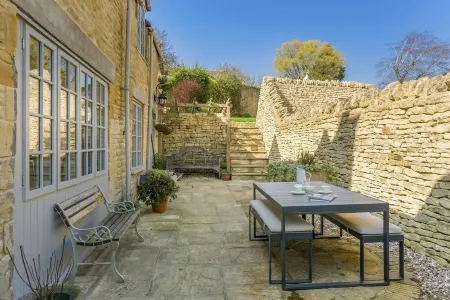 Gorgeous Stone Cottage in an Idyllic Picture Postcard Village. Parking/Garden
